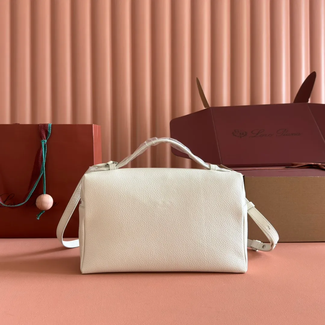 p1280💋💋💋【Original leather all-steel configuration counter complete package】𝐋𝐨𝐫𝐨 𝐏𝐢𝐚𝐧@ Extra pocket L27 series handbag/crossbody bag The most comfortable life is when it is not defined, just like loro The material design of pian@ does not require complicated design styles. The simple and soft outline is elegant and durable, like an exquisite cosmetic case, which perfectly balances appearance and functionality. The leather is delicate and feels as soft as butter. The small bag has a large capacity. It is not only portable with a thin shoulder strap, but can also be worn cross-body. Sisters who have a special liking for minimalist style can buy it. It is simple and versatile. The simpler, the more different. Stars and Instagram celebrities are all planting it. There are two sizes of 19 cm and 27 cm. One is exquisite and casual, and the other is elegant and grand. Dimensions: length 27×width 10×height 16cm (with shoulder strap)
